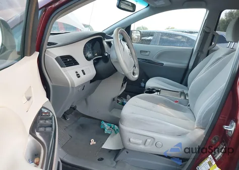 2014 Toyota Sienna Le V6 8 Passenger z USA, uszkodzony, nr VIN 5TDKK3DC0ES439700